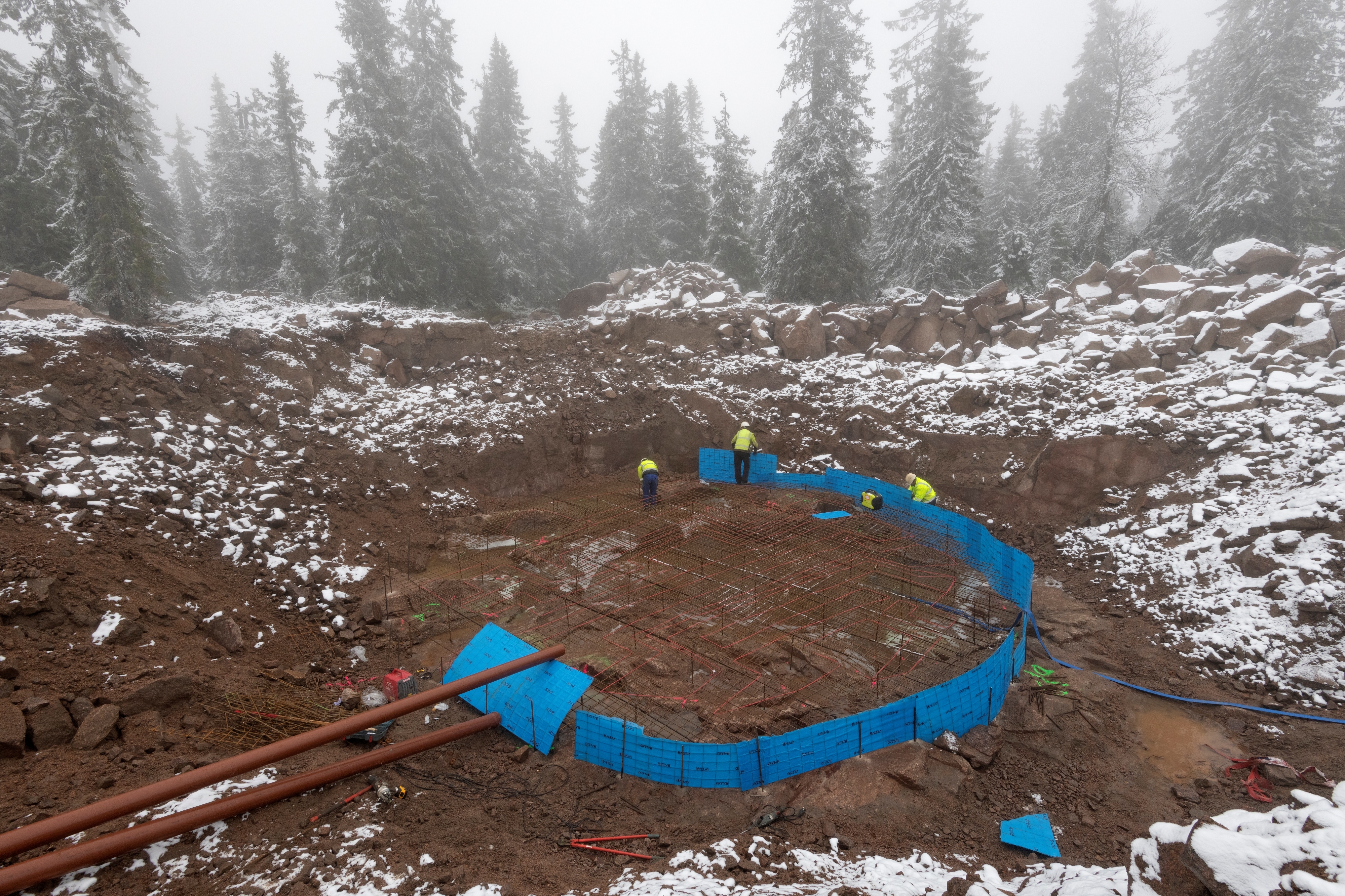 Tre anleggsarbeider i arbeid med fundamentering. 