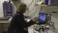 Miriam Jackson lastar ned seismiske data.