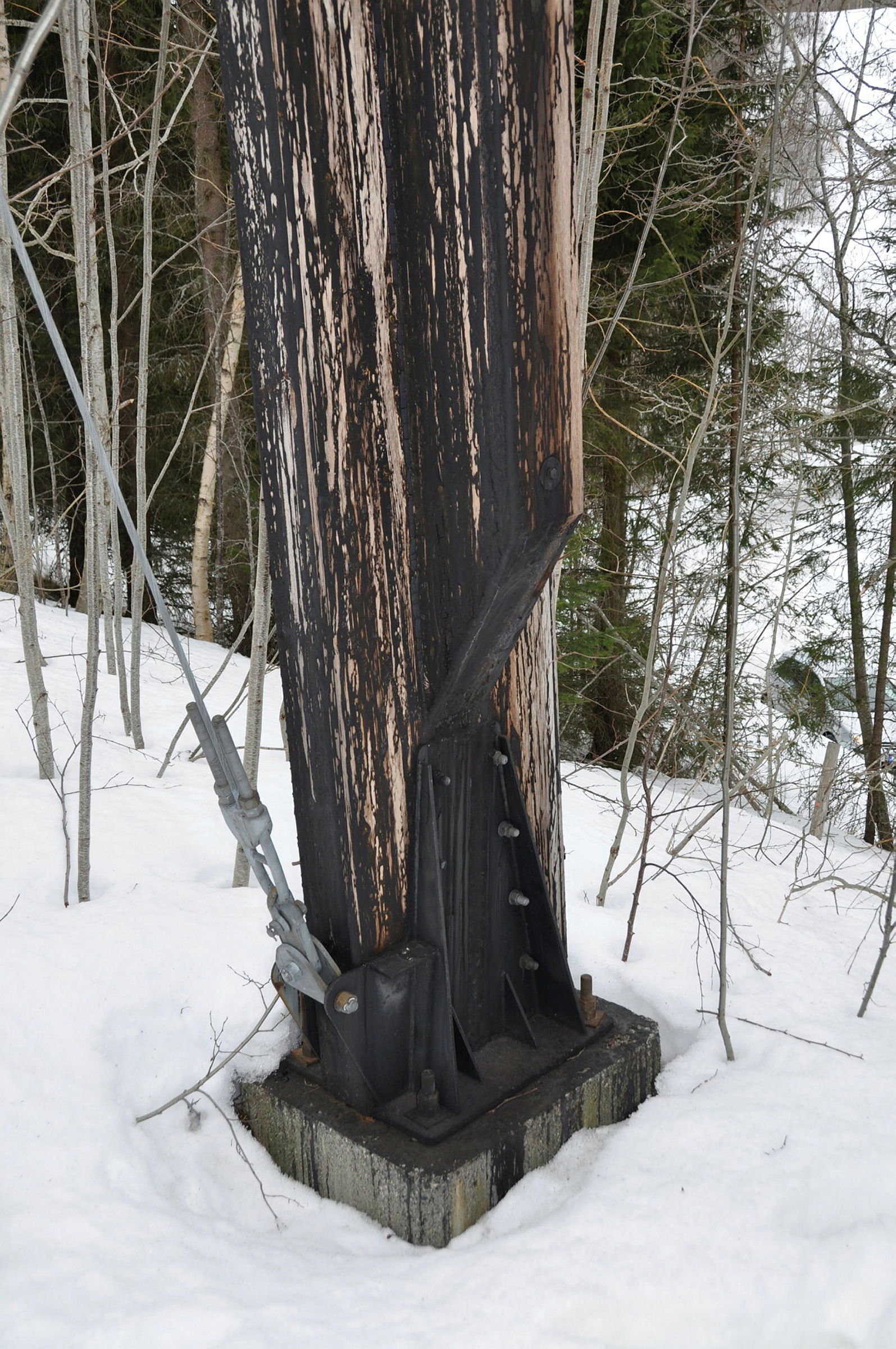 Nedre del av kraftledningsmast i tre,