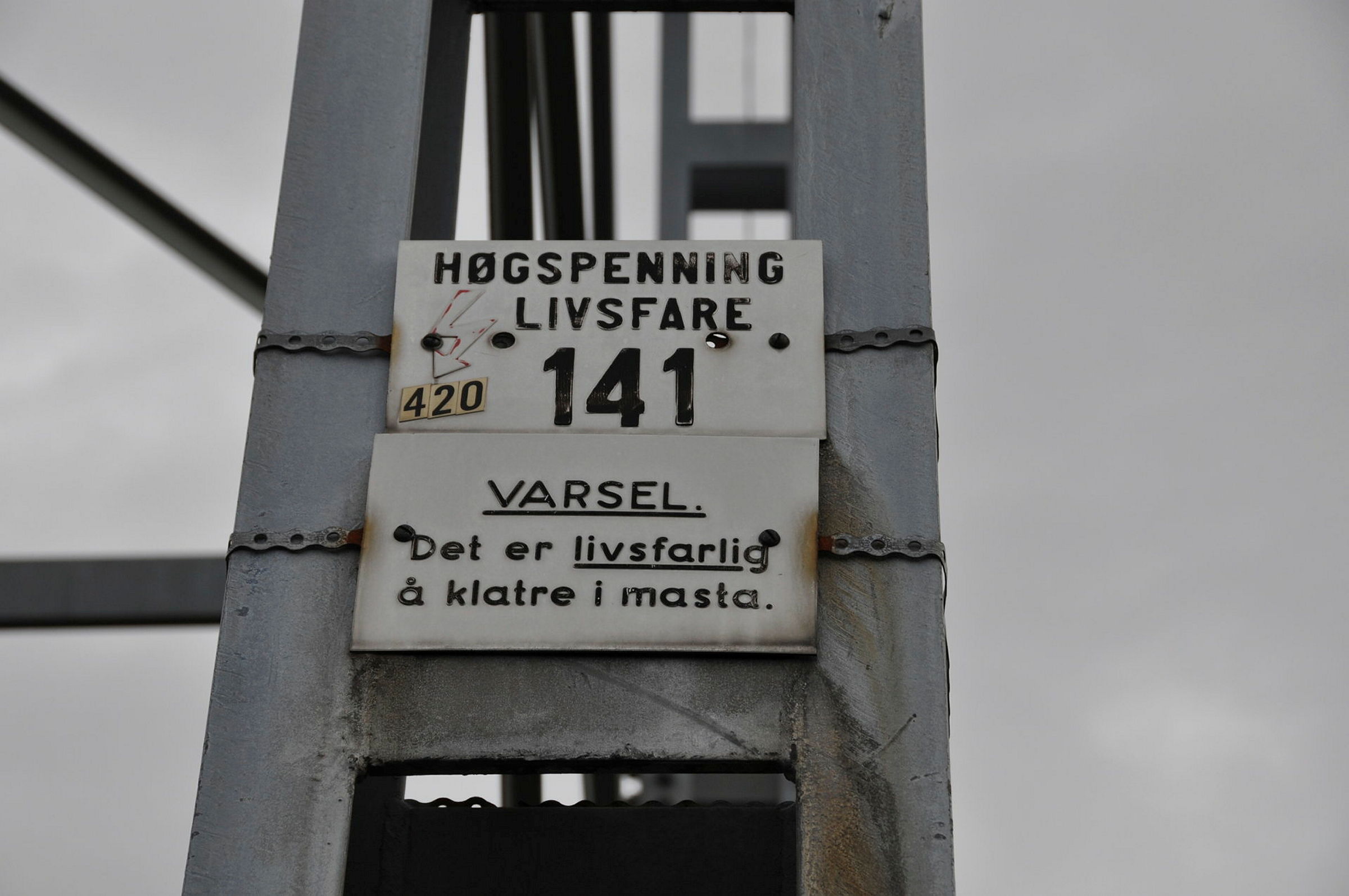 Skilt på stålmast.