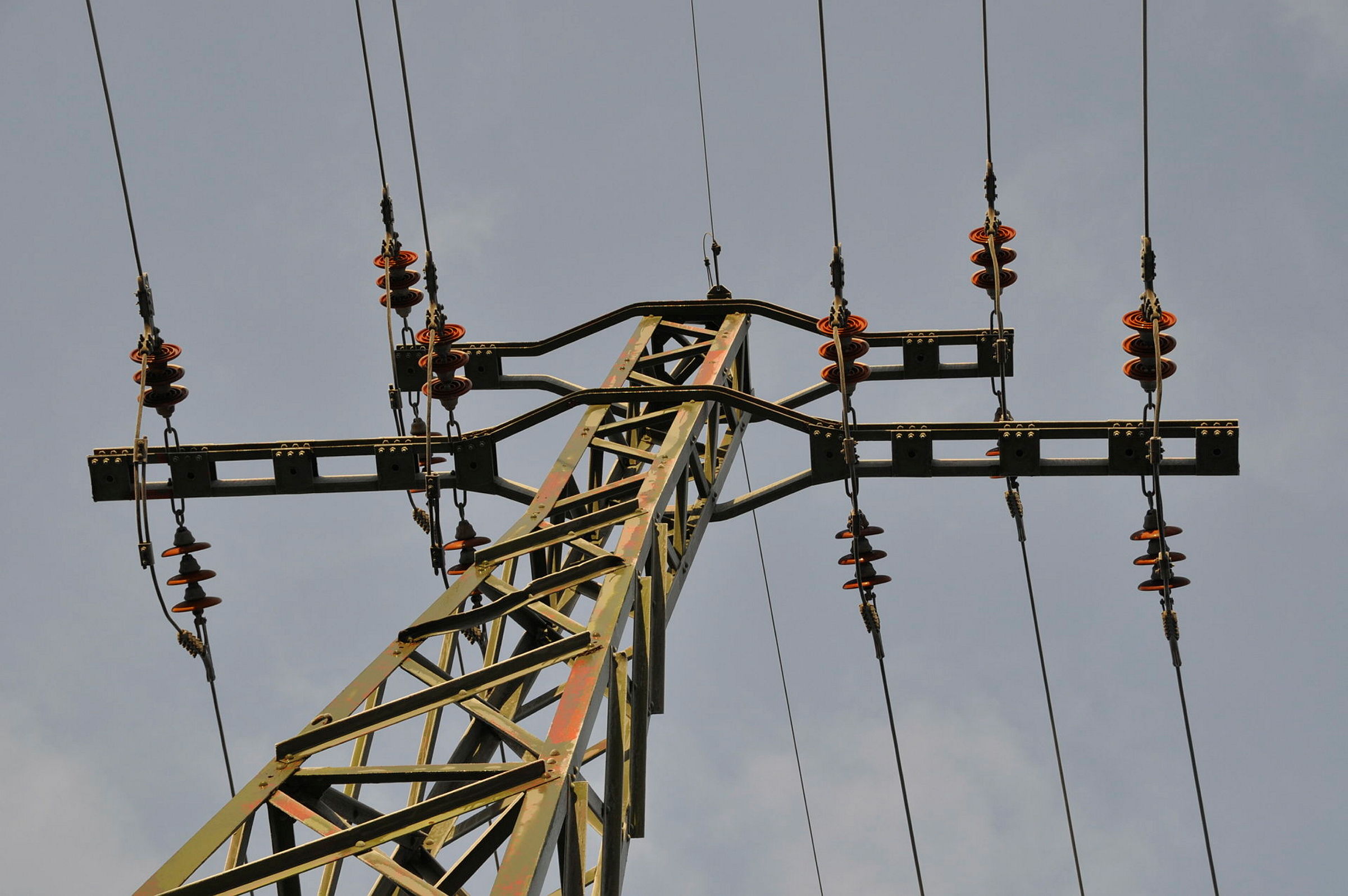 Stålmast med kraftledninger.