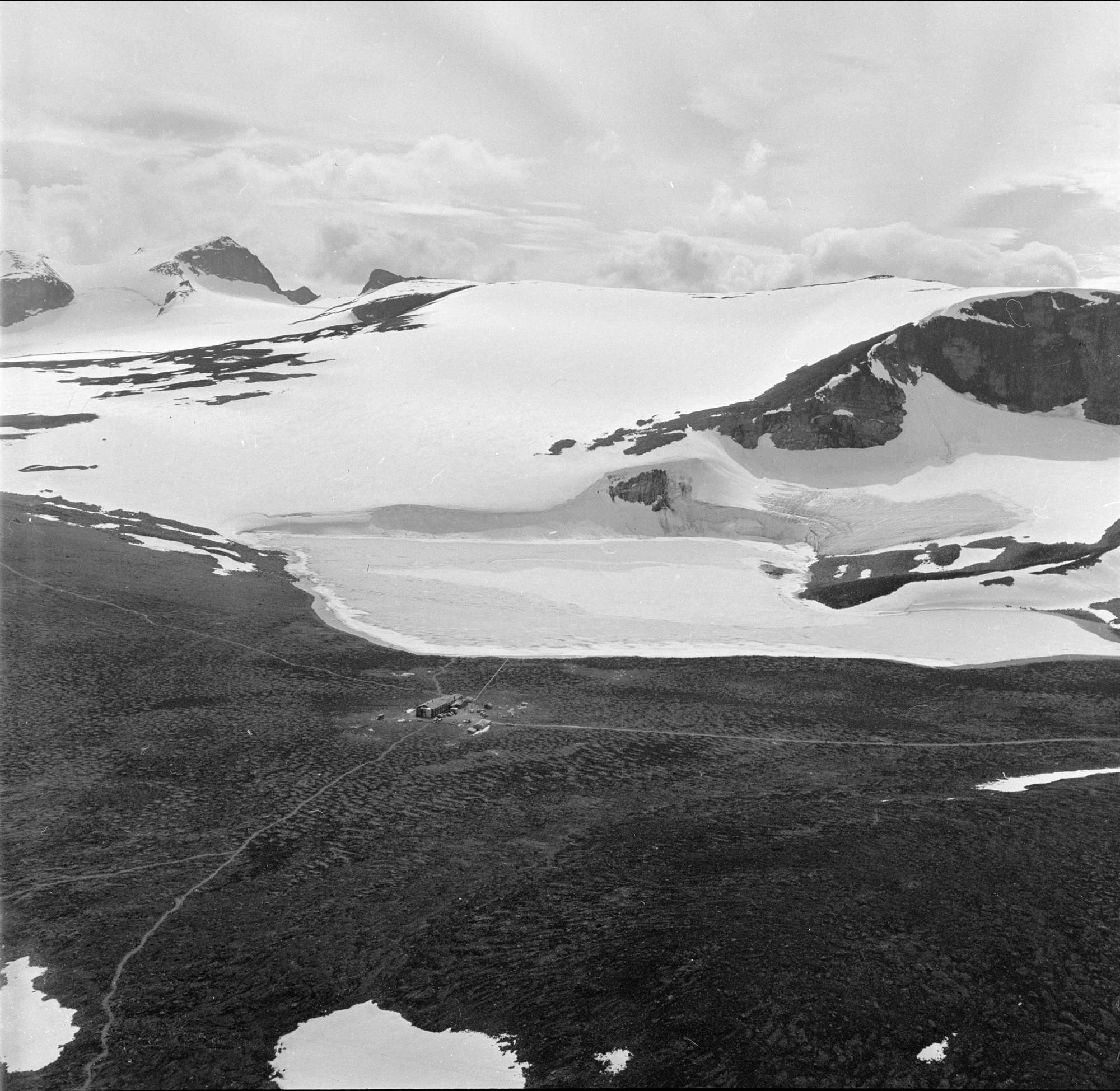 En gård like ved en isbre