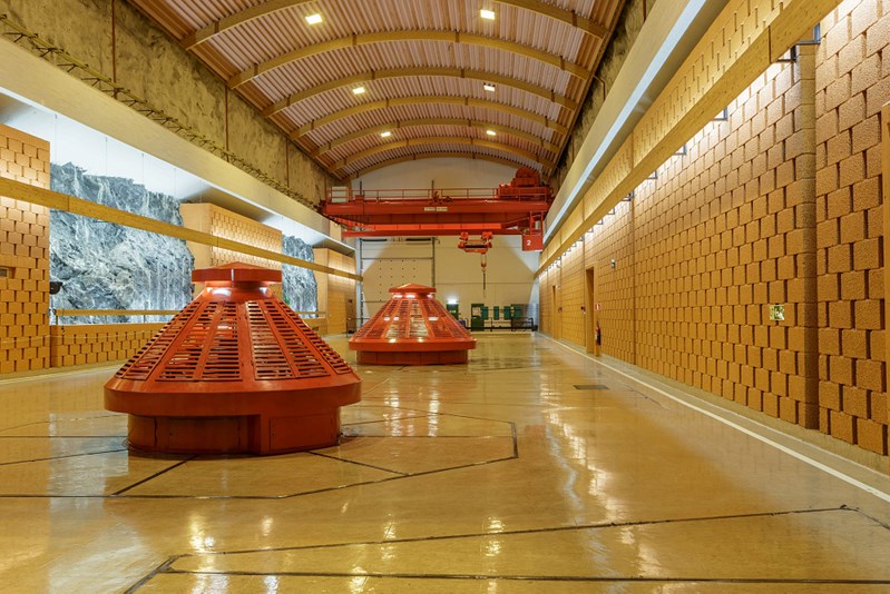 Kraftverkhallen, Alta med to generatorer i oransje.