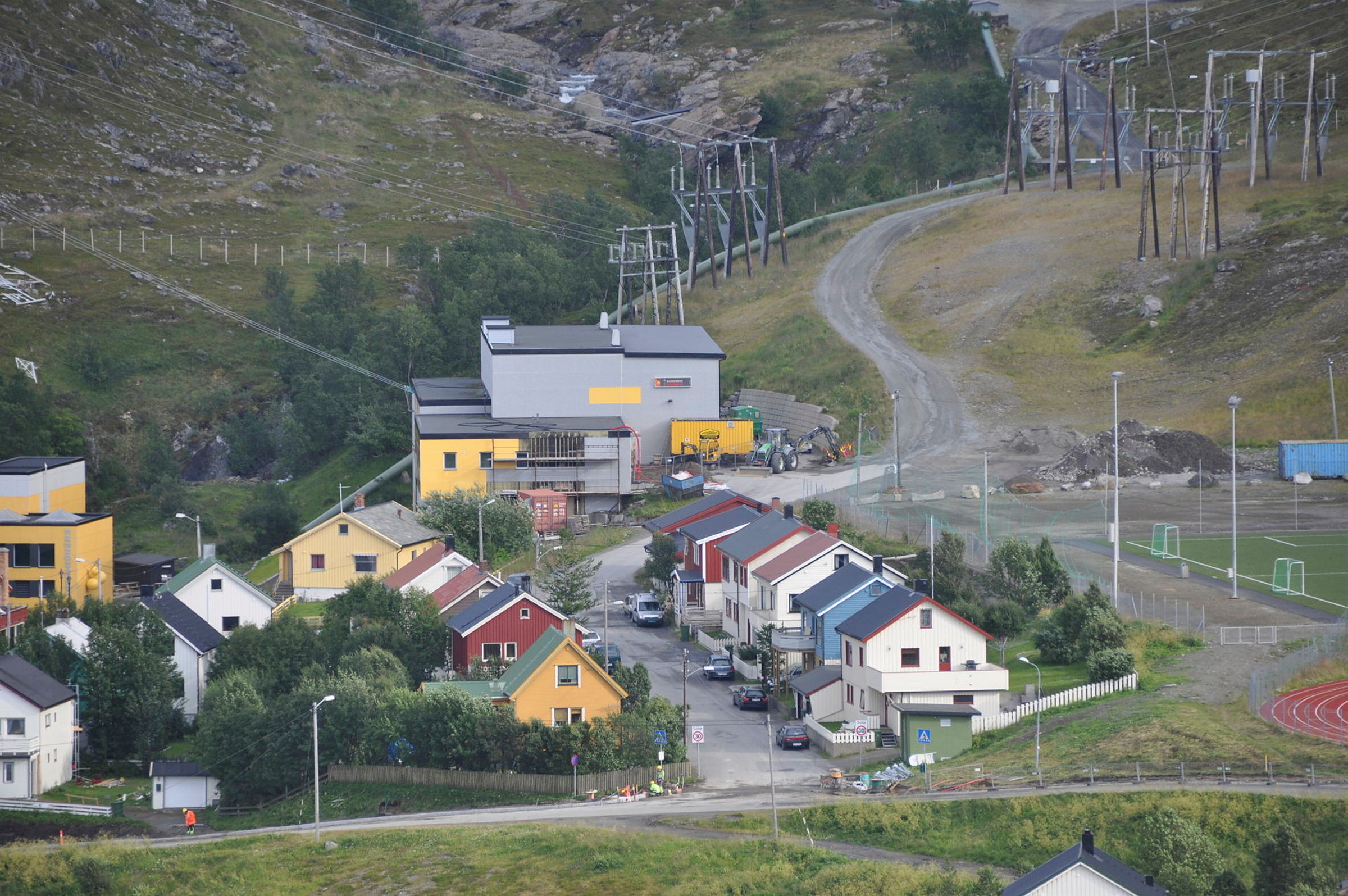 Industribygg med kraftledninger i boligstrøk.