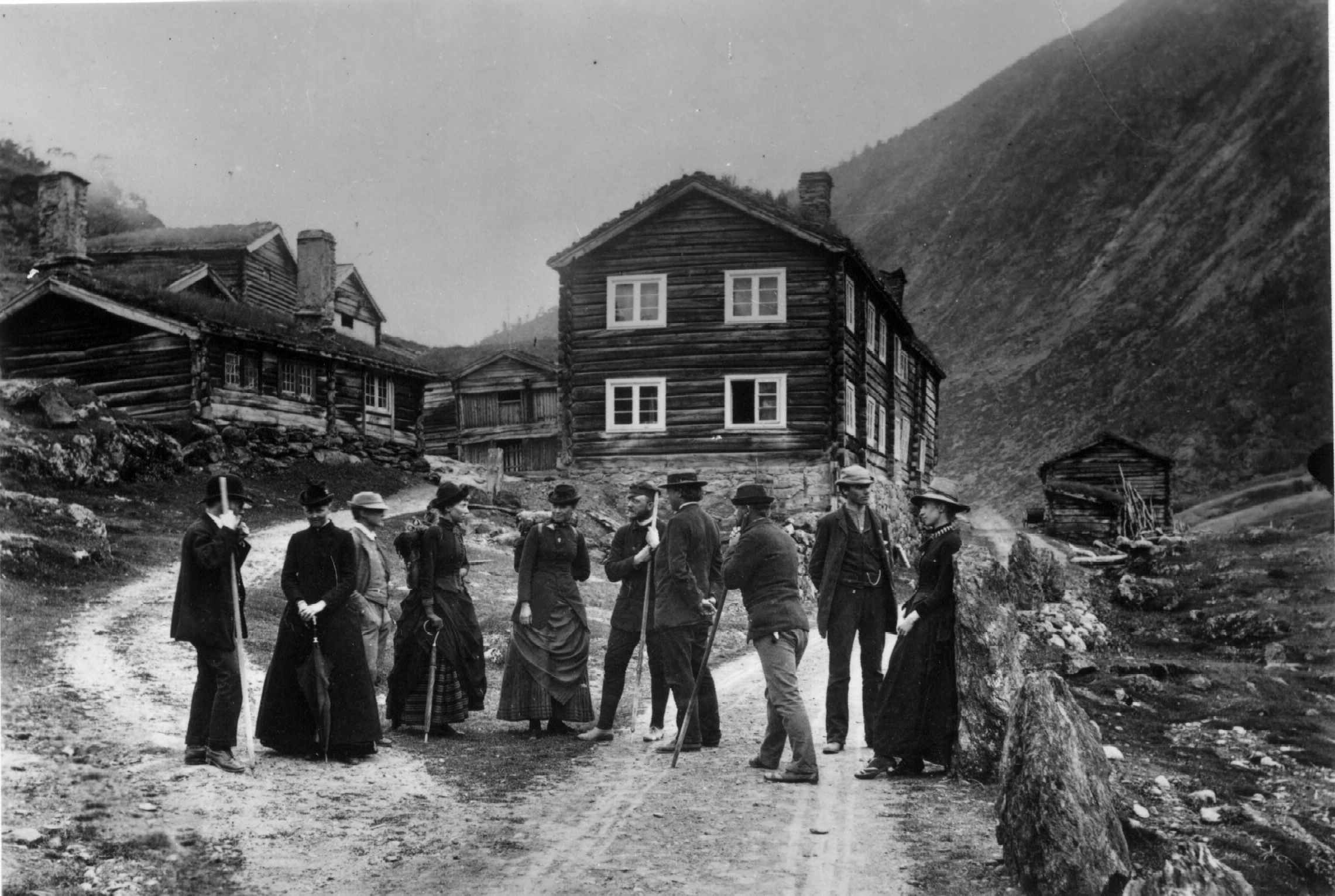 Persongruppe i turdrakter foran Røysheim i Lom