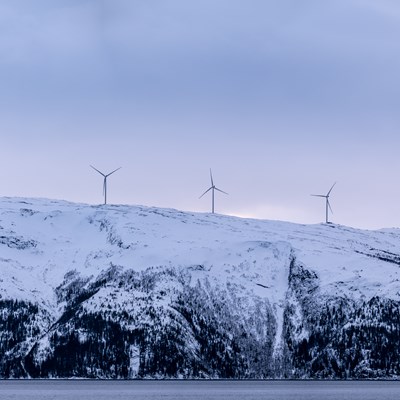 Panorama av vindkraftverk på et fjell.