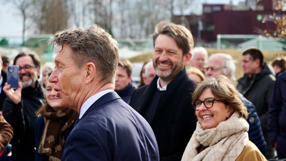 En gruppe mennesker ler