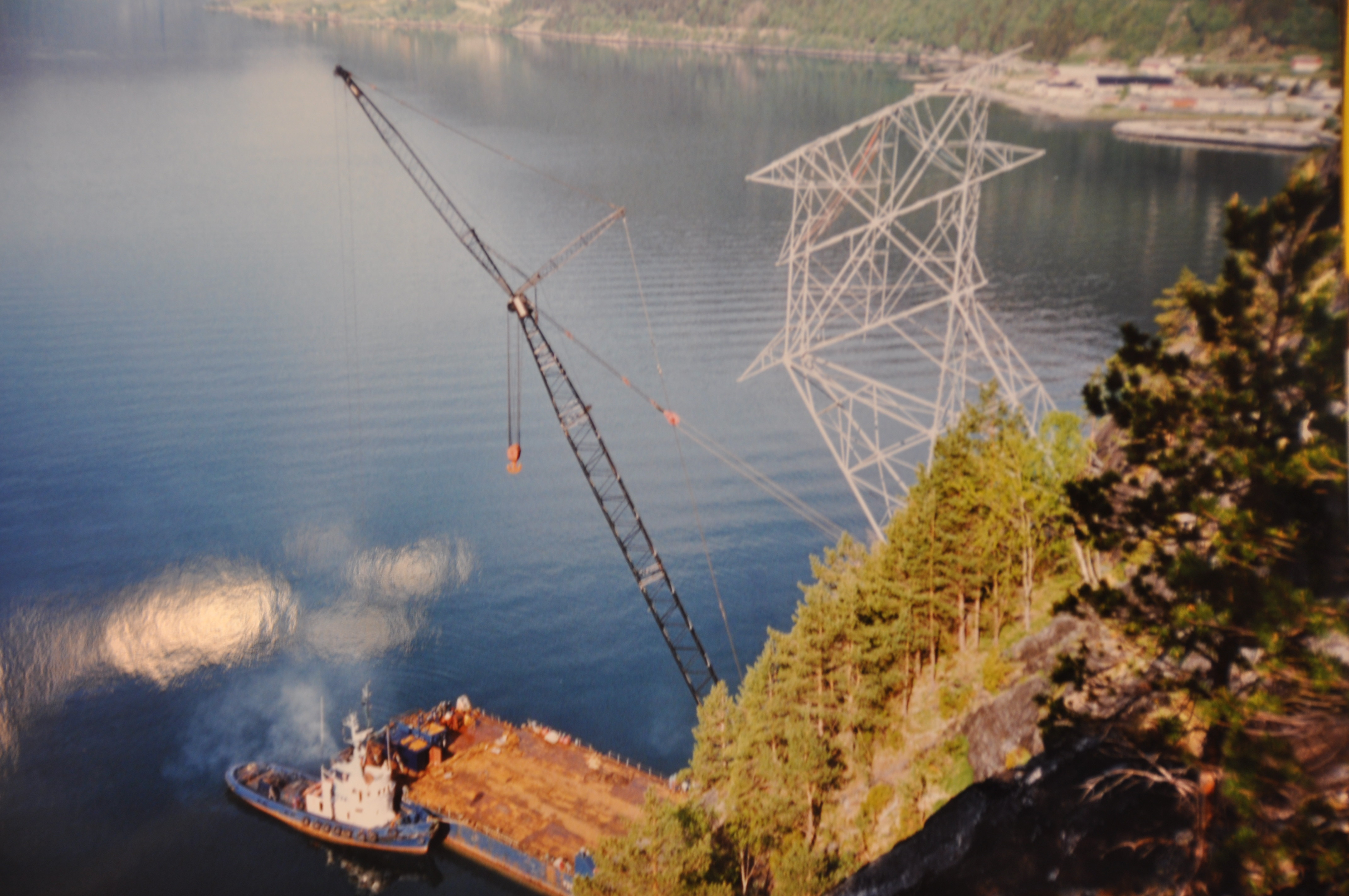 Montering av kraftmast i bratt terreng ved sjøen