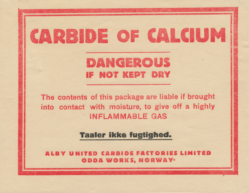 Etikett som advarer mot fukt, for da kan pakken gi fra seg brennbar gass