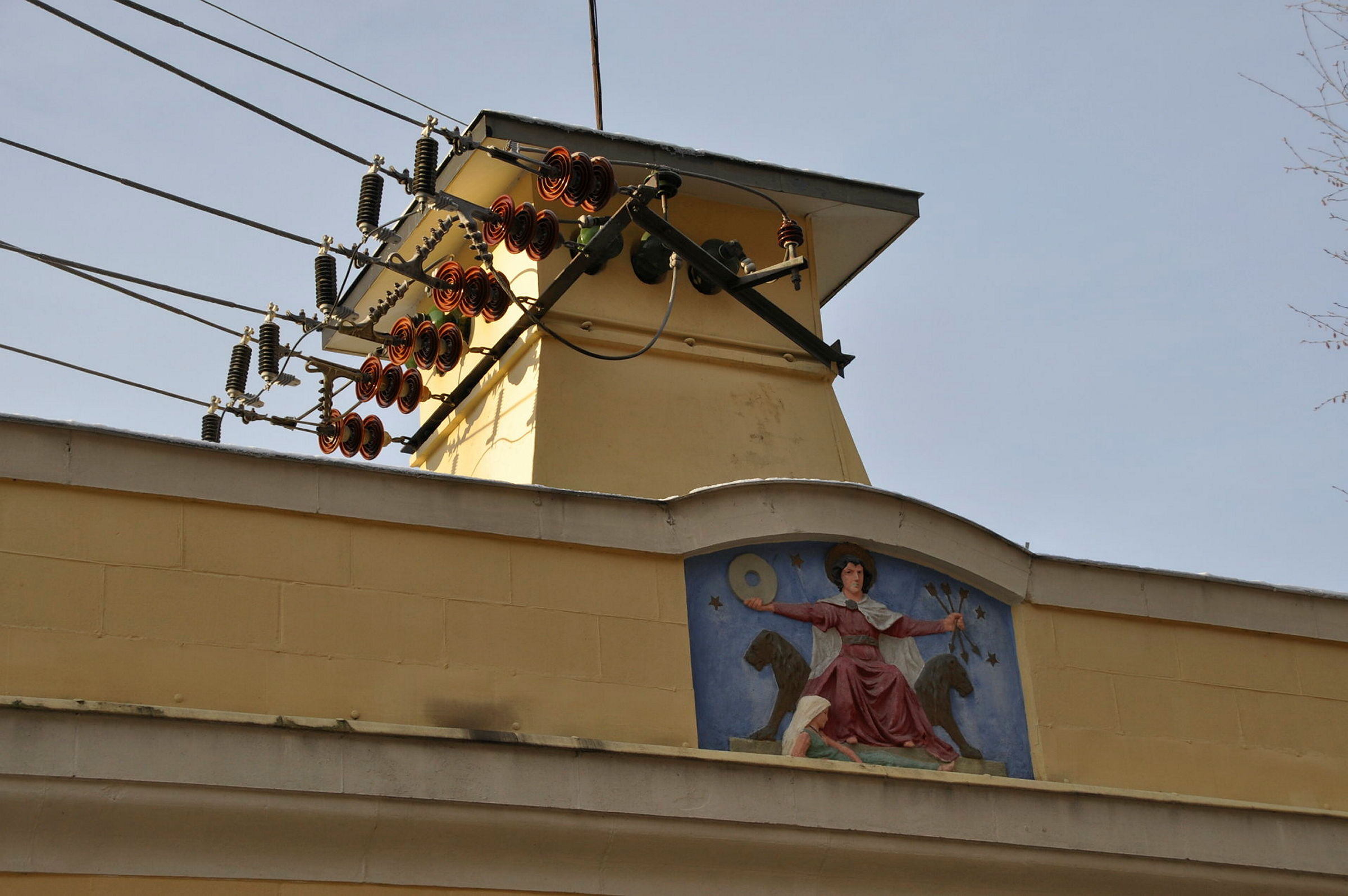 Detalj av ledninger inn på murbygning.