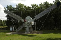Bildet av en test-vindmølle med to vinger montert på en gressbakke.