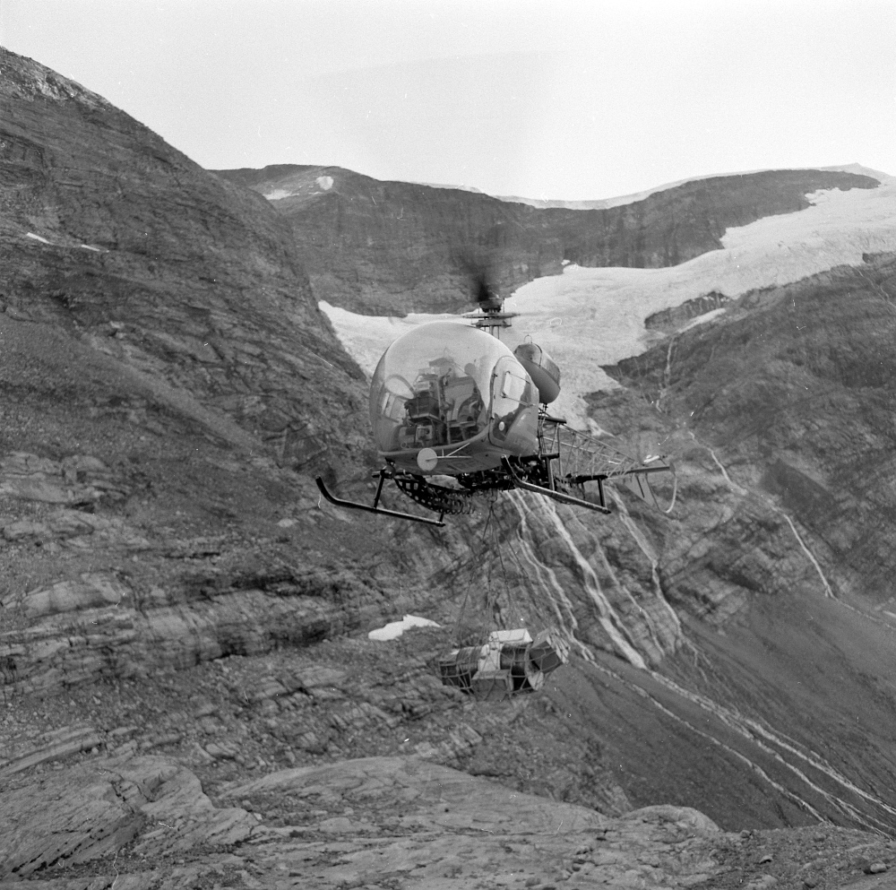 Helikopter frakter varer.