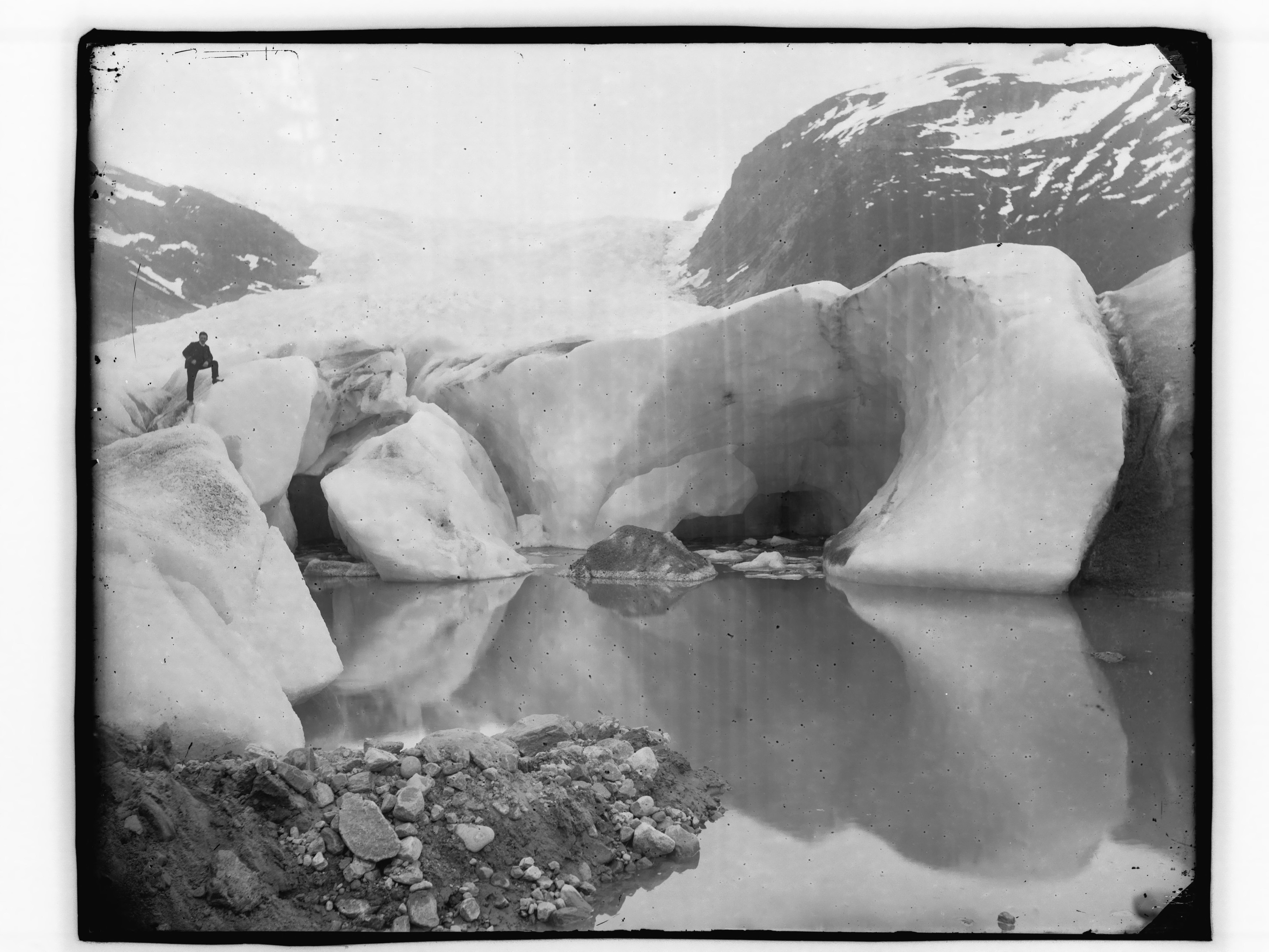 Mann skuer utover brelandskap, Svartisen, Meløy i Nordland.