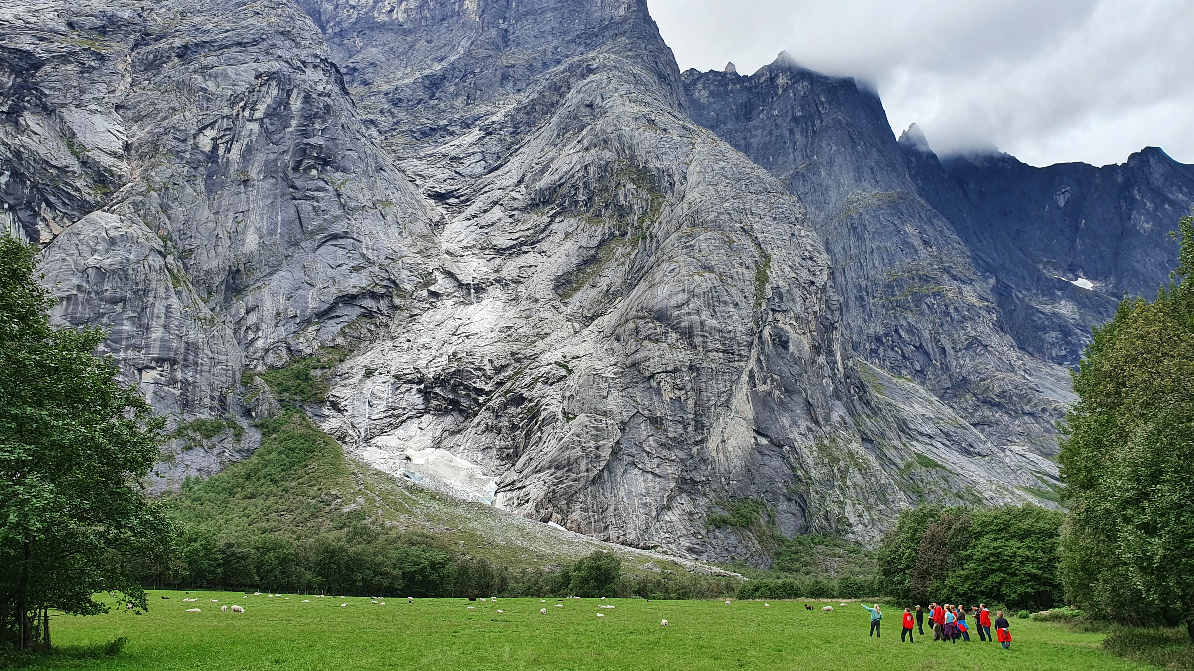 Gruppe under fjellside