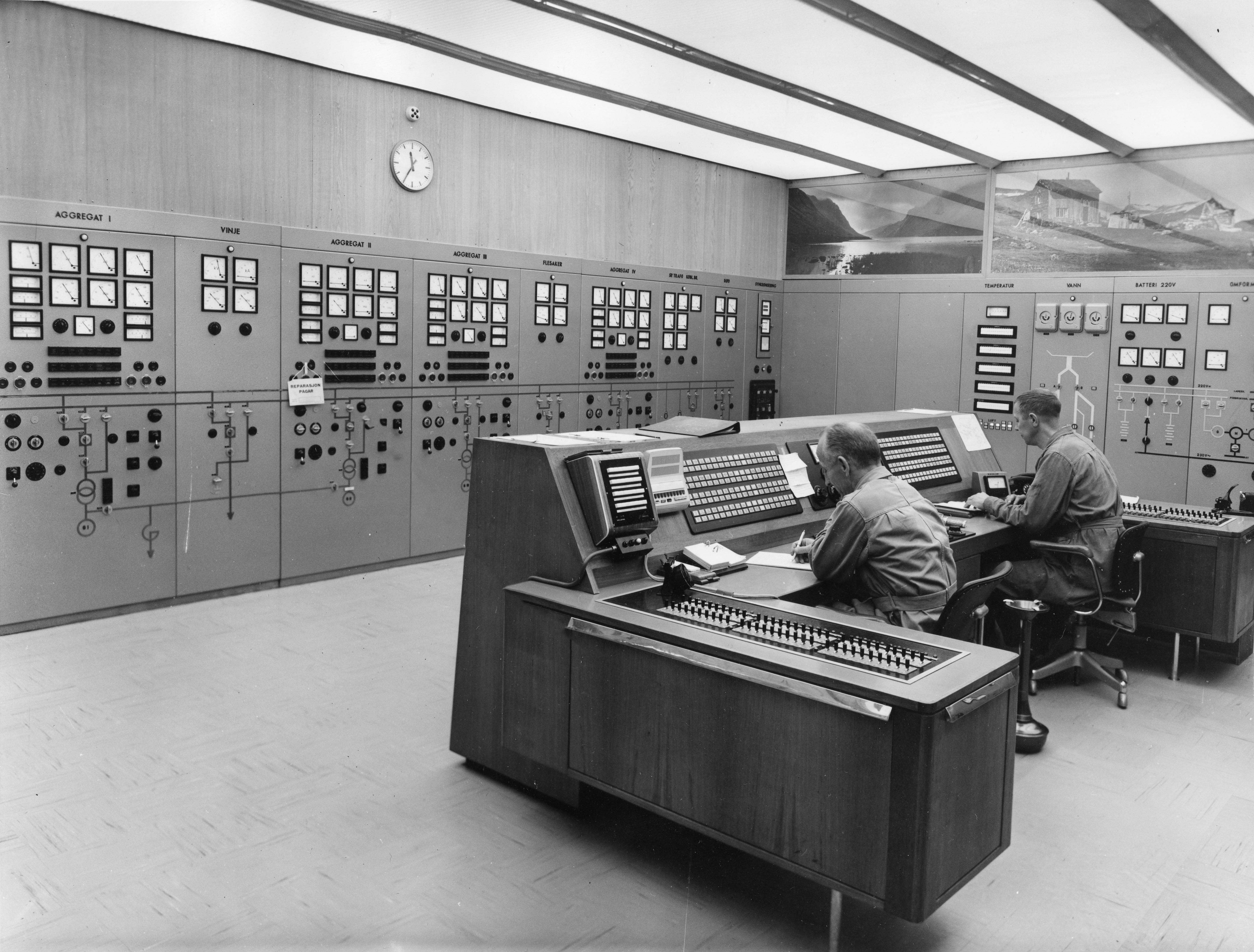 To menn i et kontrollrom.
