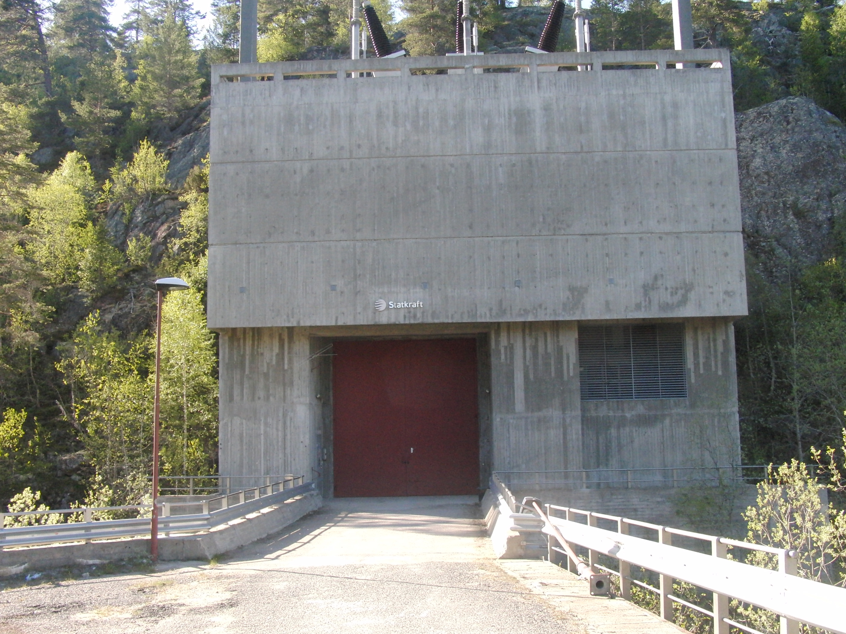 Inngang til kraftstasjon i fjell.