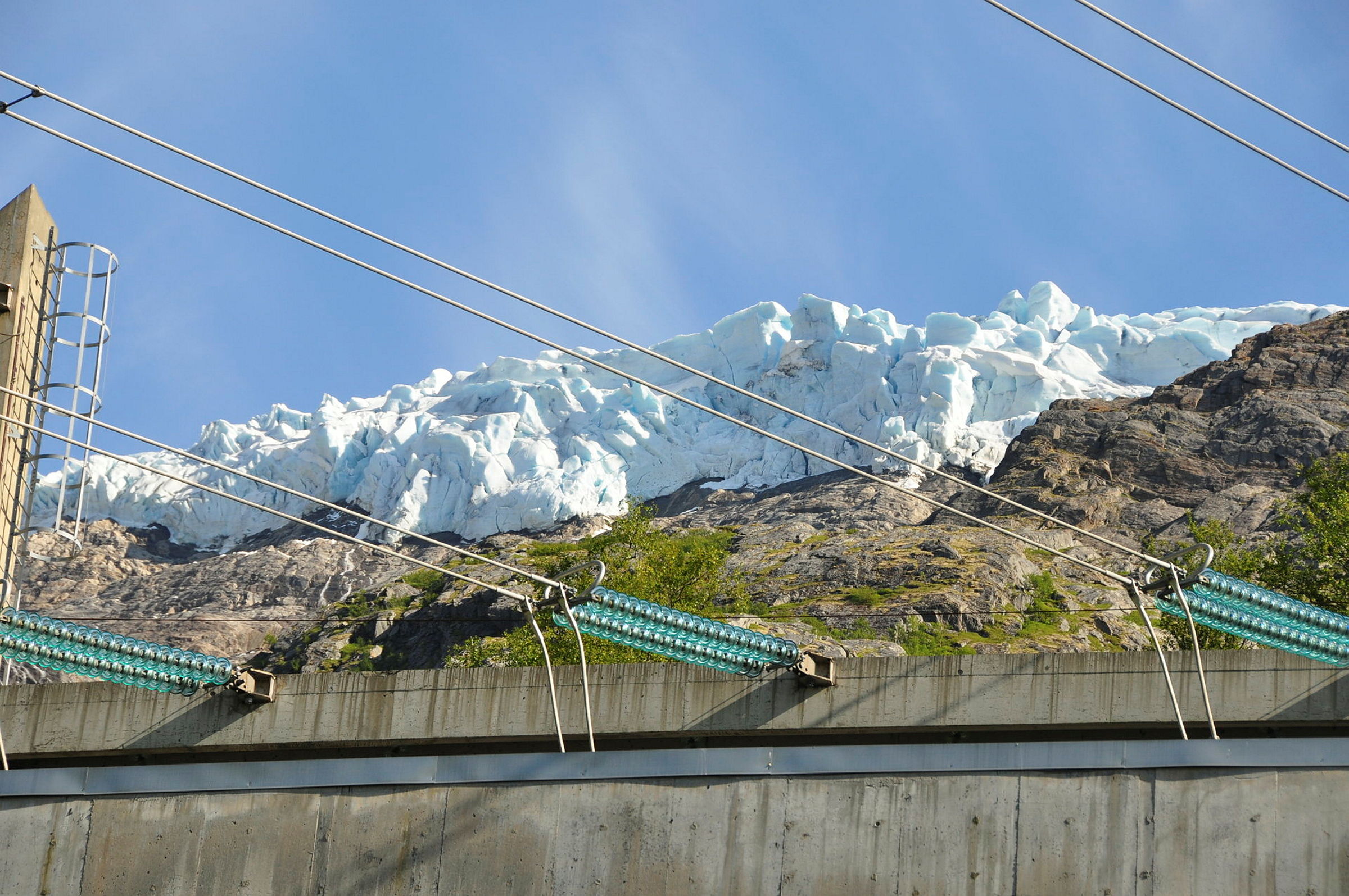Kraftledninger og isbrefront.