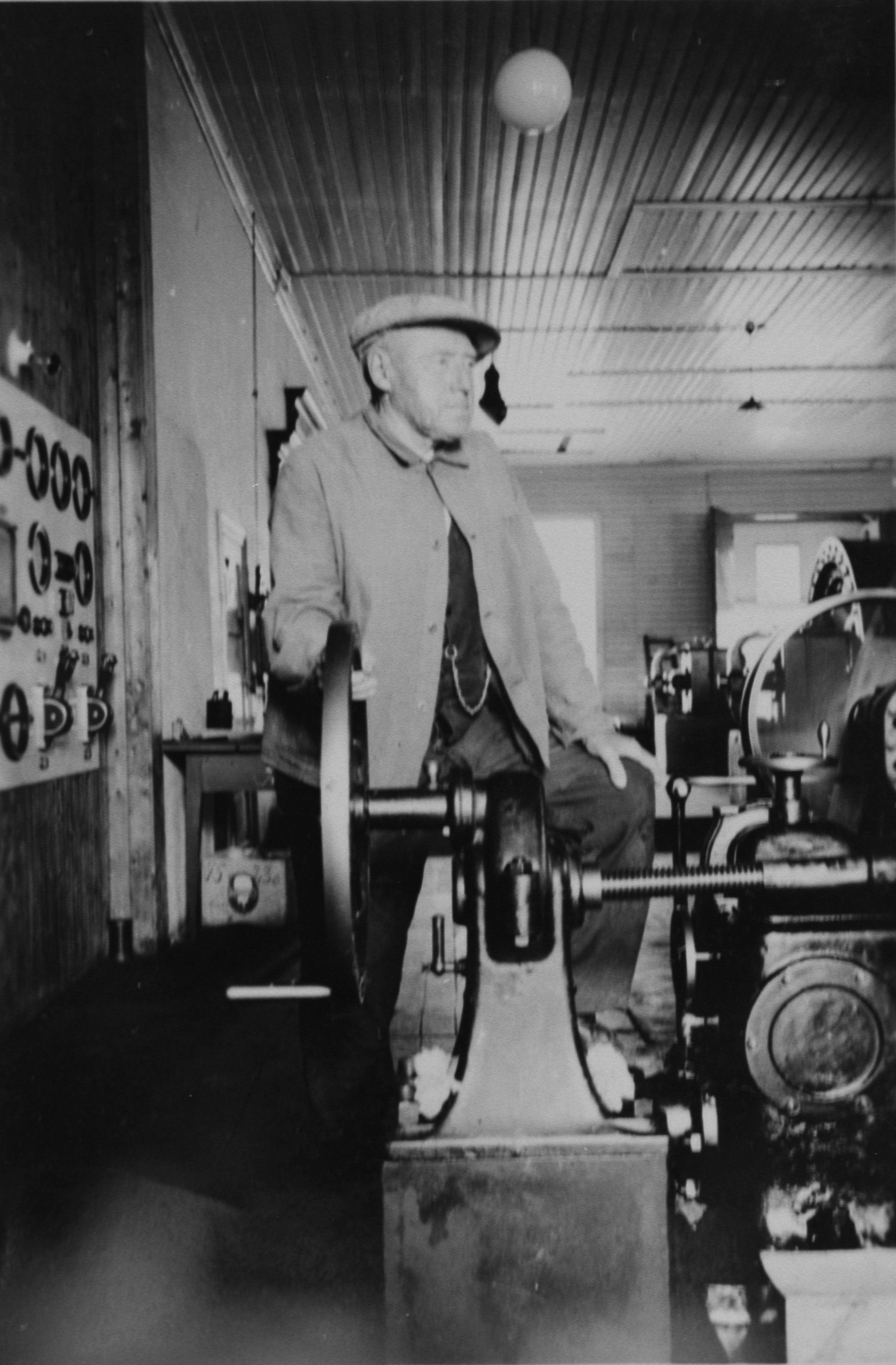 Arbeider i industribygg.