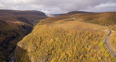 Alta canyon og veien inn til kraftstasjonen i fugleperspektiv med drone
