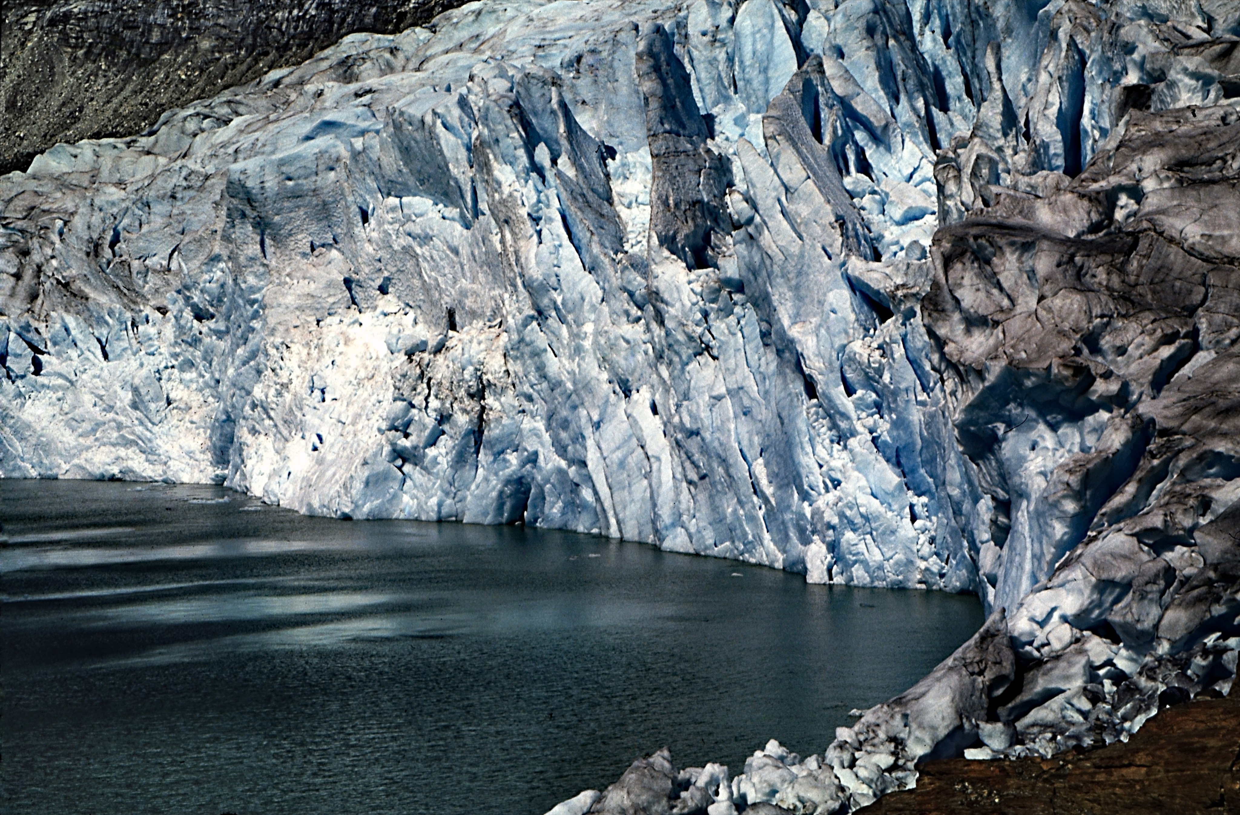 Sjø foran en isbre.