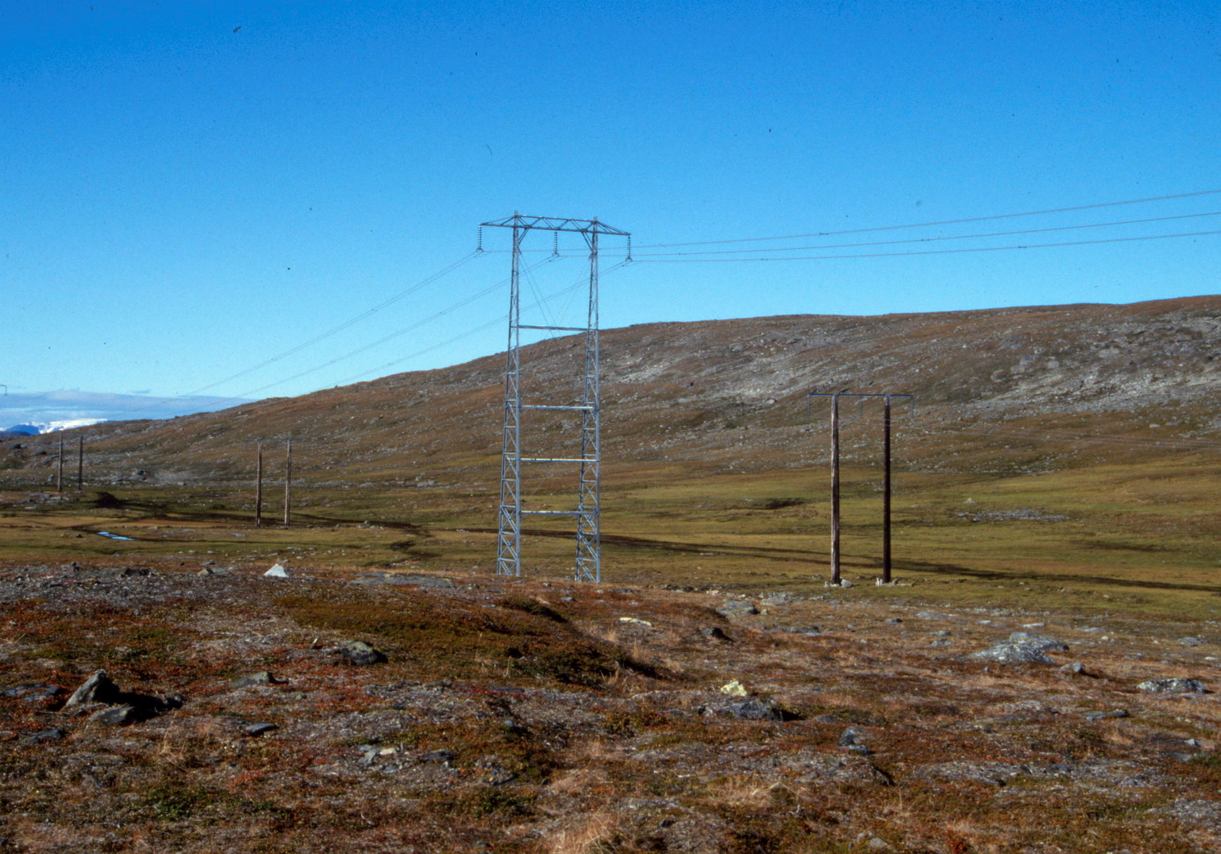 Kraftledningsmast på fjellvidde.