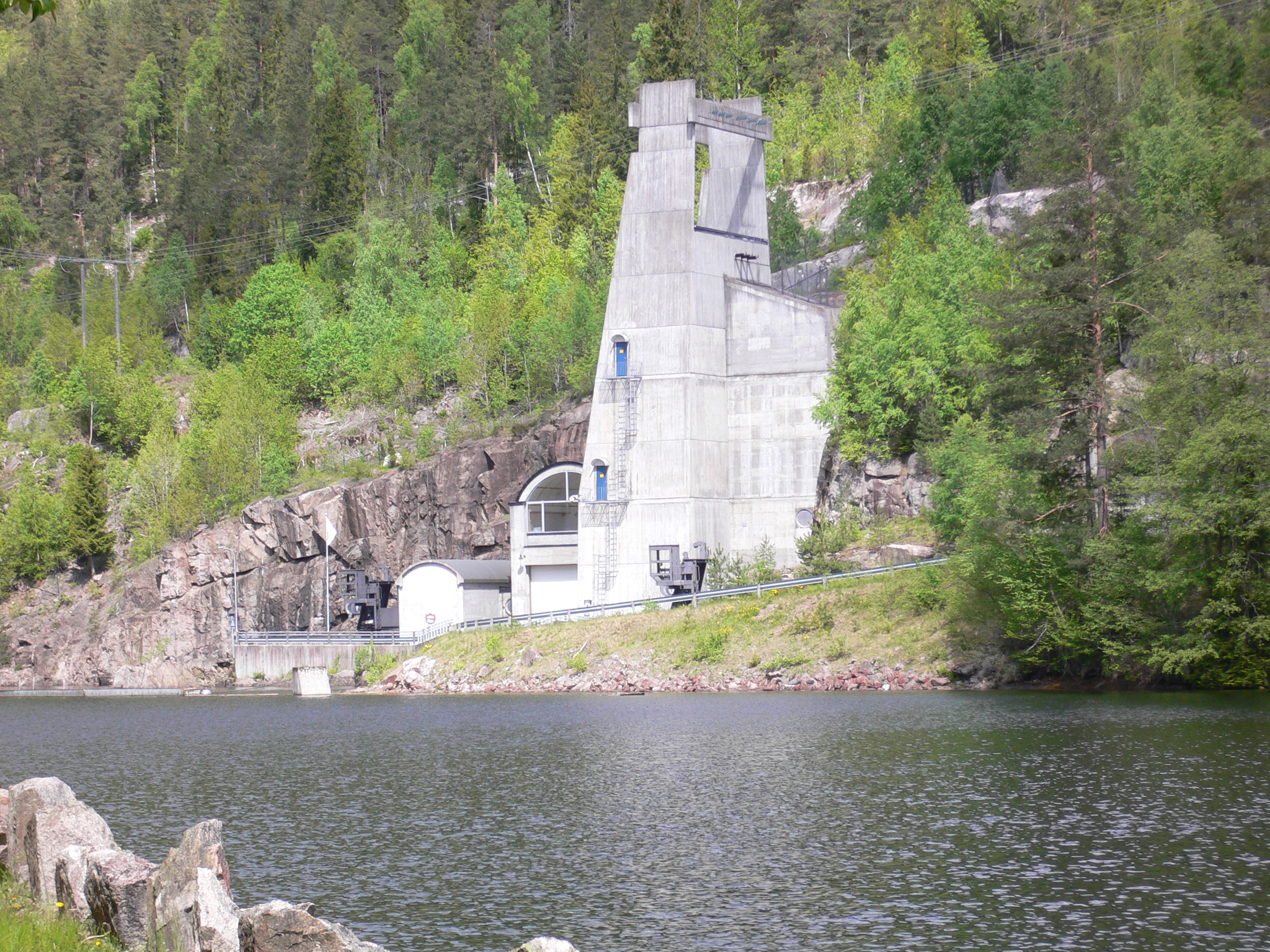 Inngang til kraftstasjon i fjell