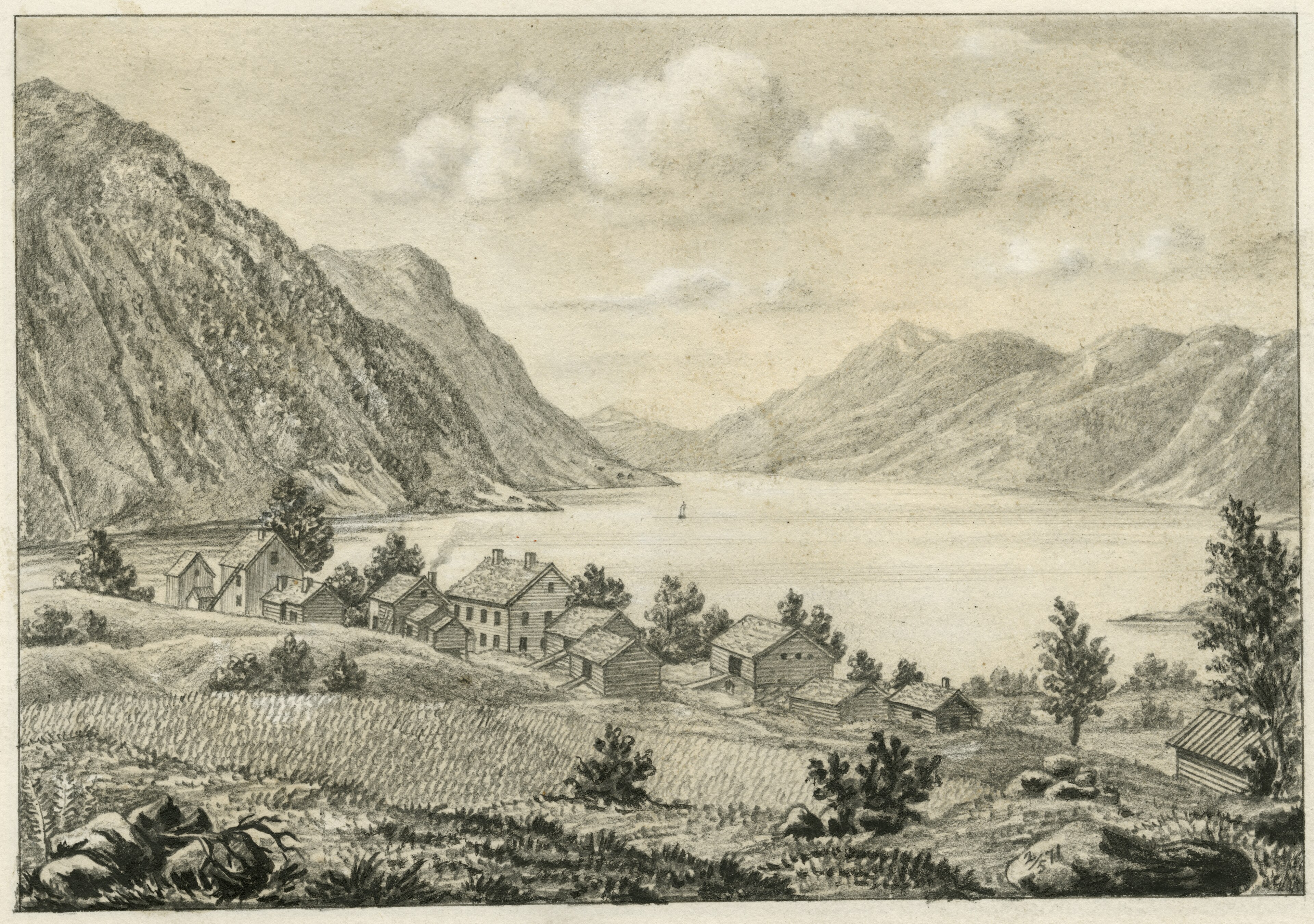 Bilde av mange hus ved en fjord med bratte fjell rundt seg