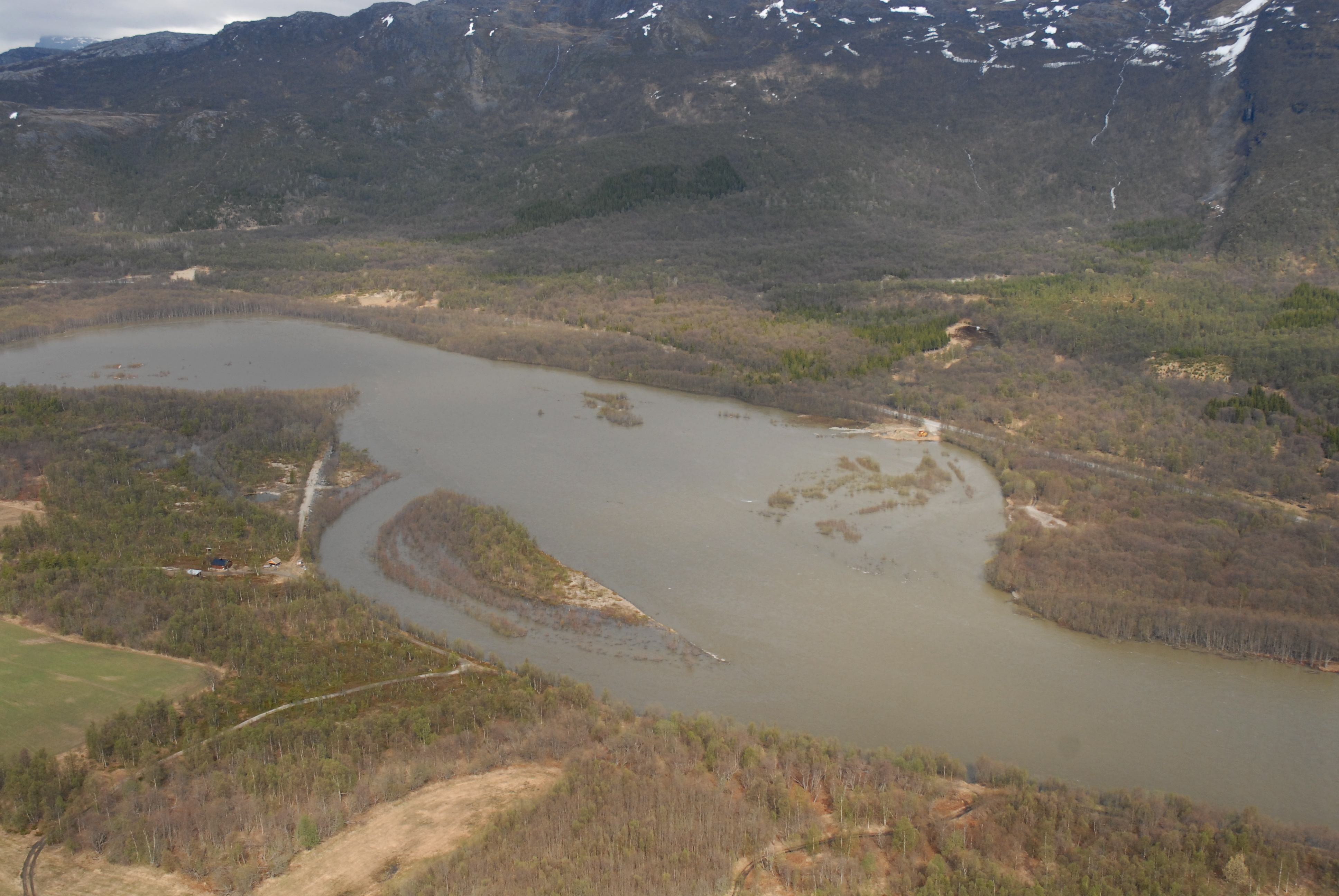 Reisaelva går over sine bredder ved flom og tar i bruk gamle elveløp