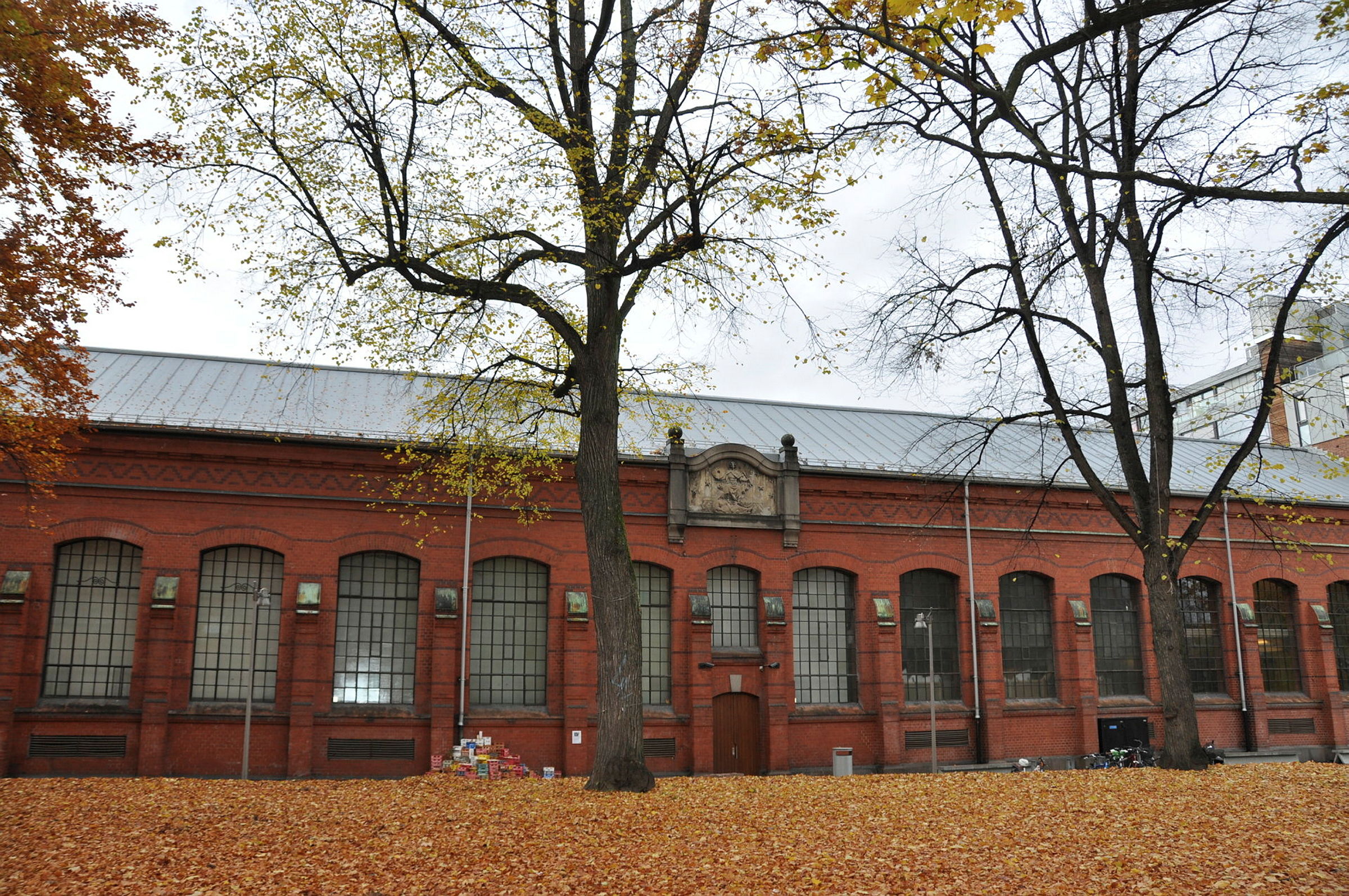 Murbygning med mange vinduer.