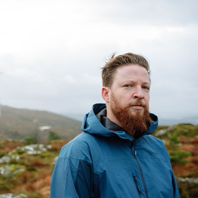 portrett av Anders Totland foran en vindmølle