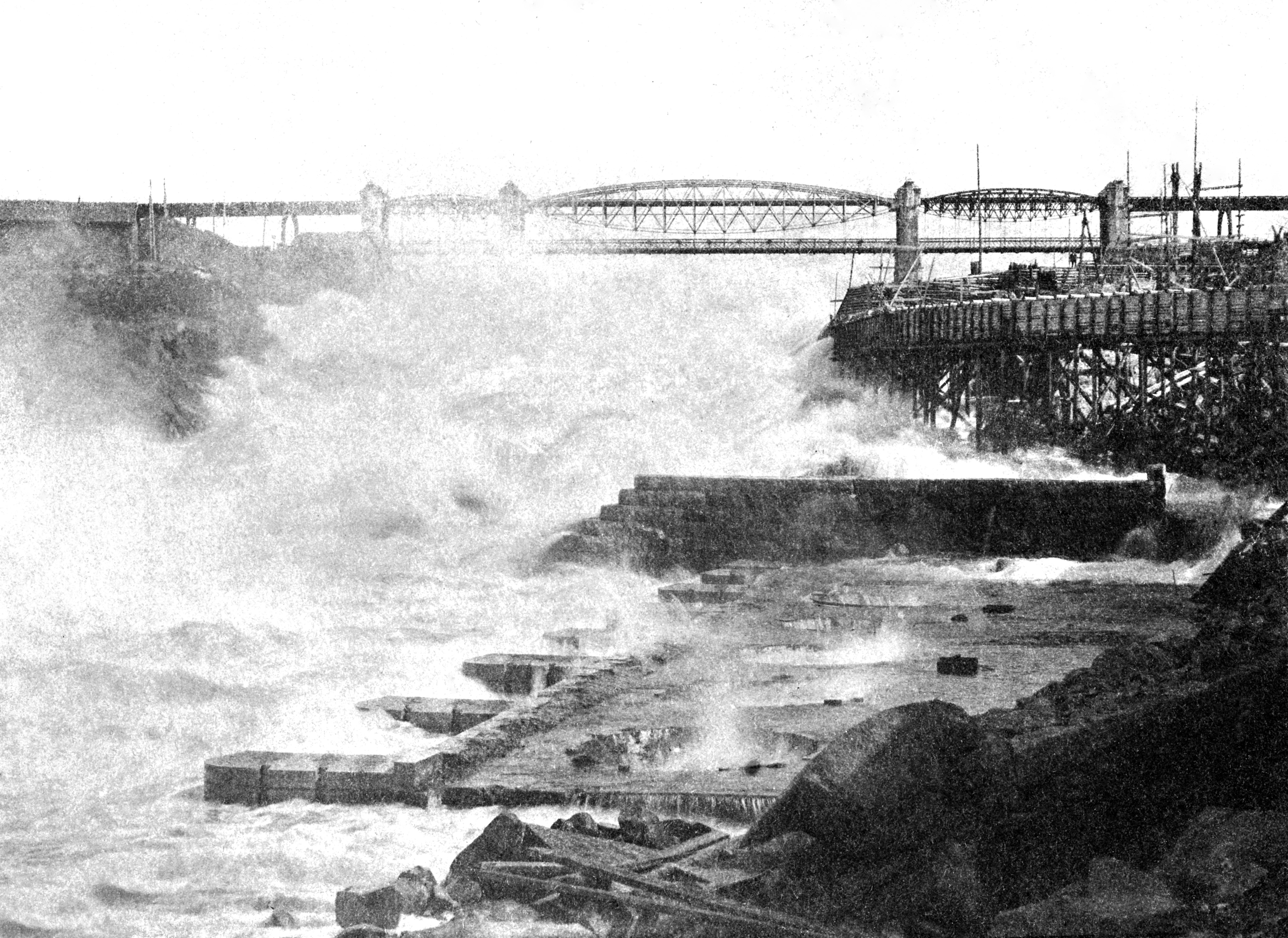 Fossende vann i elv, bro, byggearbeider.