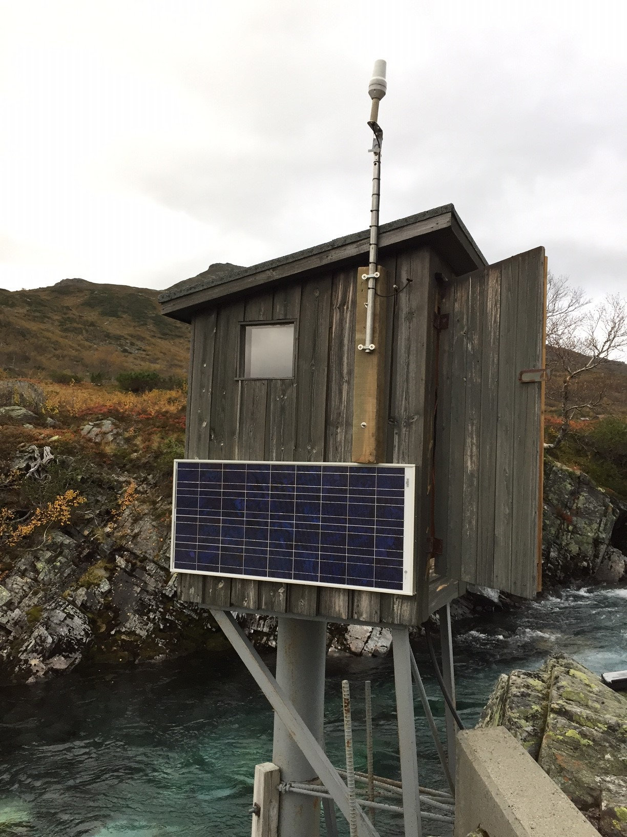 Målestasjon ved elv.