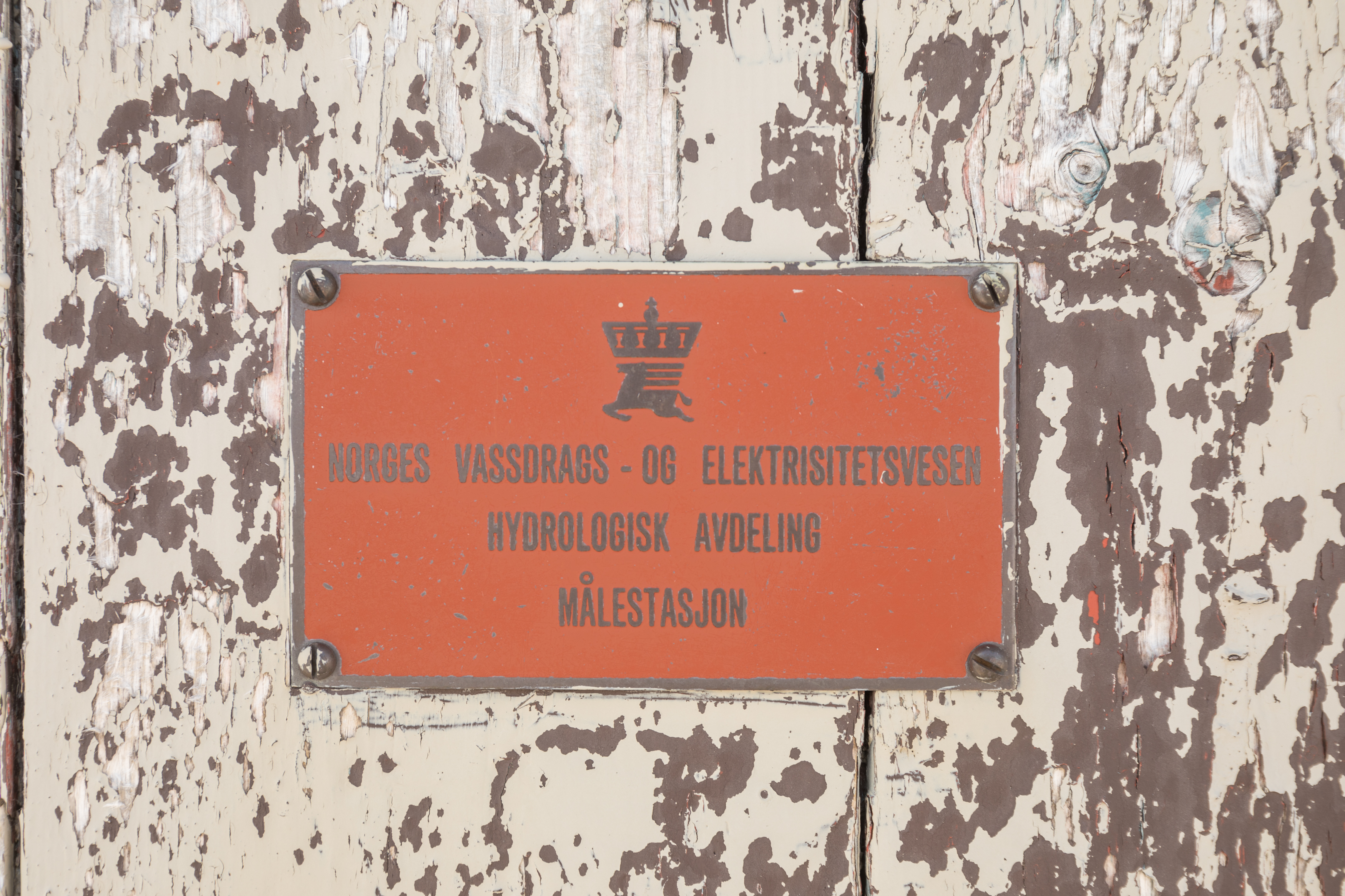 NVE sitt skilt på målestasjonen sine hytter på Folgefonna.