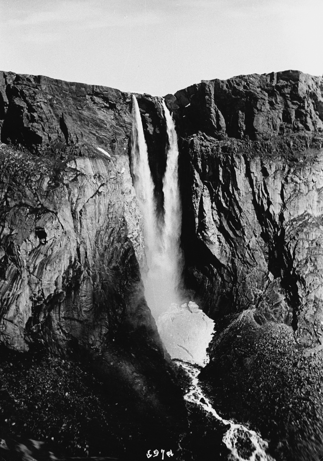 Foss nedover fjellsiden