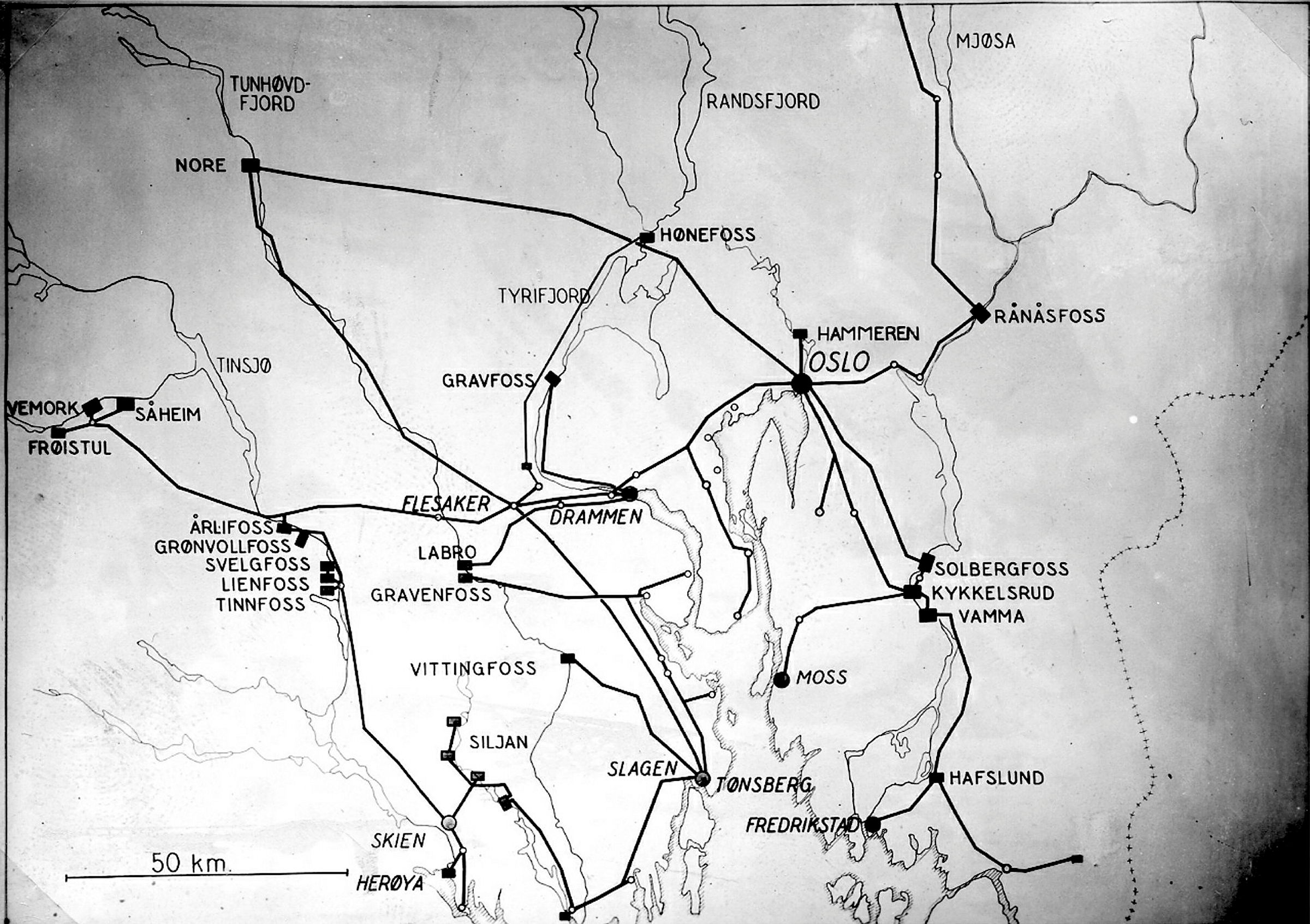 Kart over Østlandet med inntegnede kraftlinjer og stasjoner.