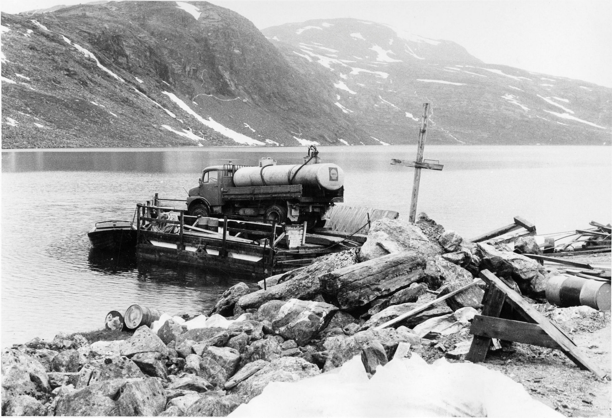 Transport på flåte av isoporblokker til dam