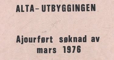 Nærbilde tittel publikasjon "ALTA-UTBYGGNINGEN" "Ajourført søknad av mars 1976""