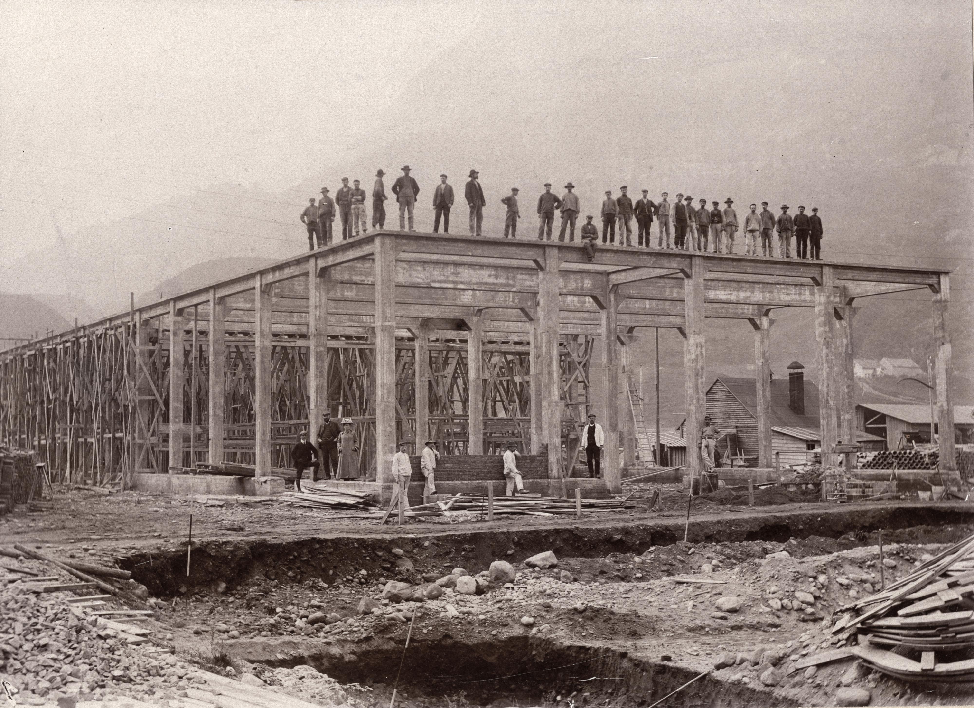 Flere menn på toppen av betongbyggverk.