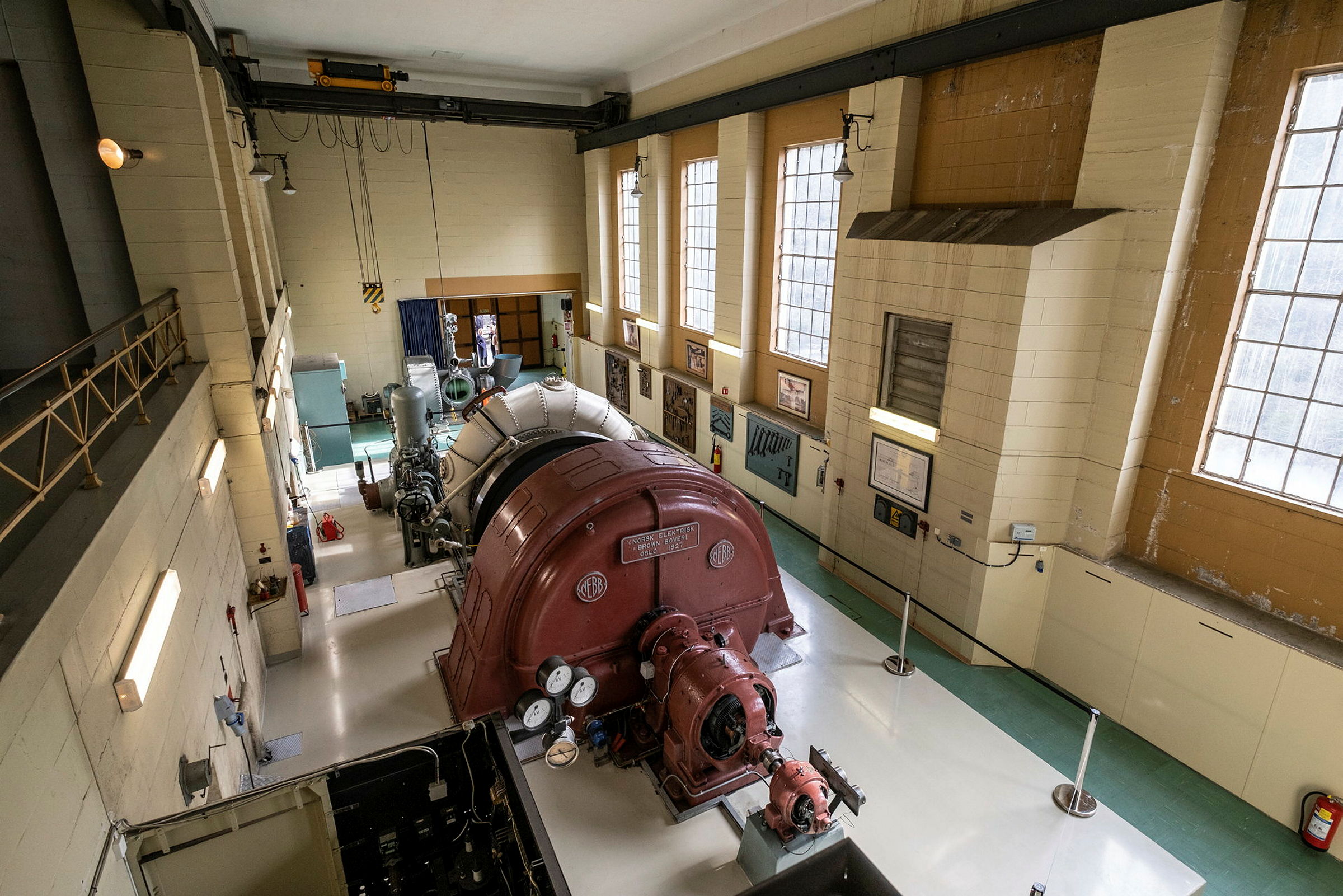 Interiør i kraftstasjon med maskiner.