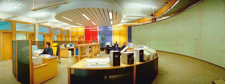 innsiden av et buet kontorbygg med flere farger på veggene