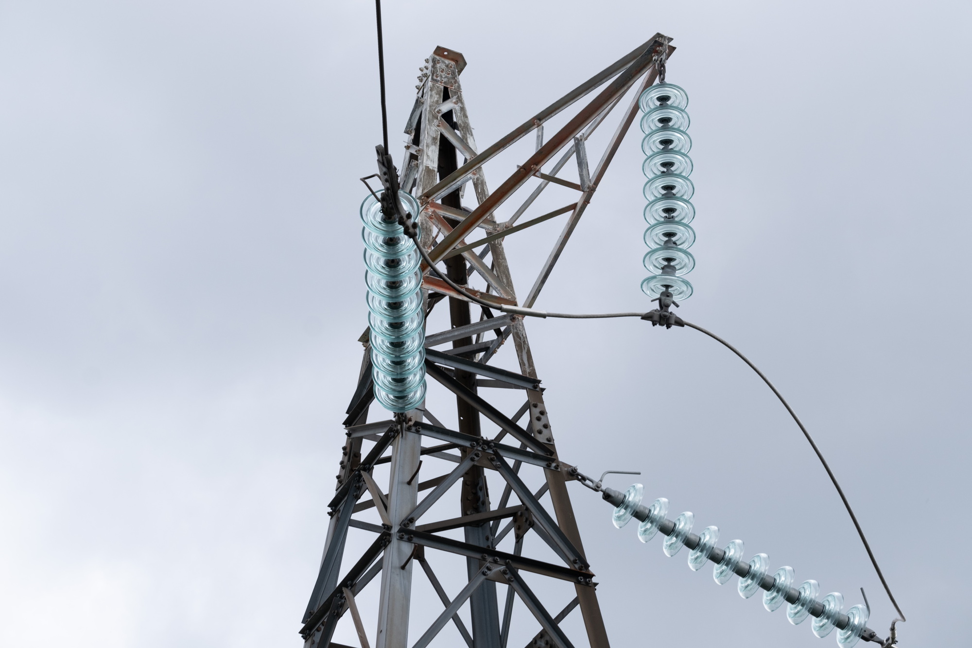 Stålmast med kraftledning.