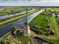 Bilde som viser vindmøller og kanaler i Kinderdijk i Nederland.