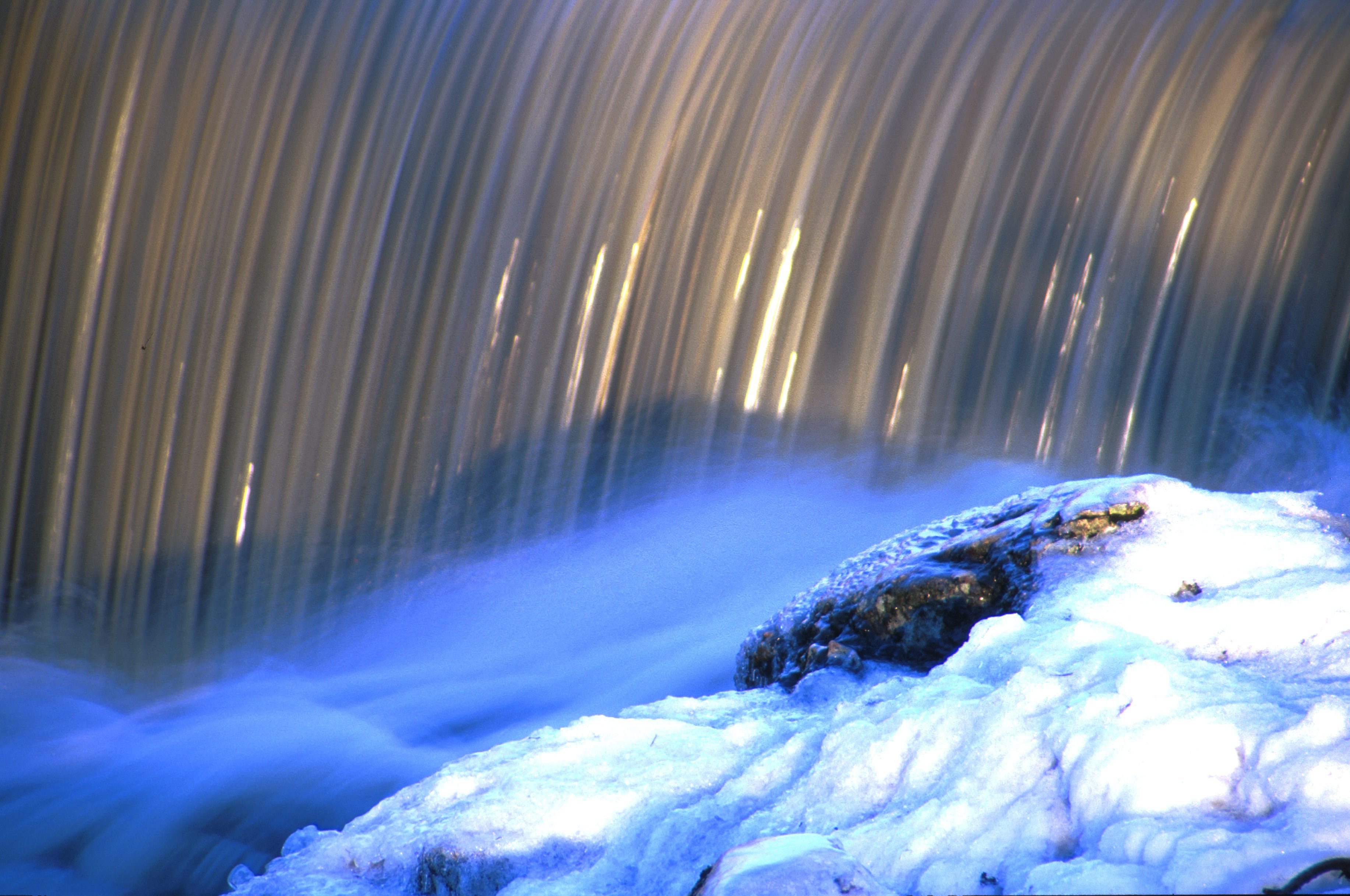 Vann som renner over et lite fossefall